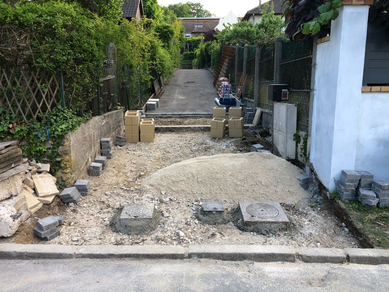 Avant : Allée extérieure mixte pavés et béton lavé