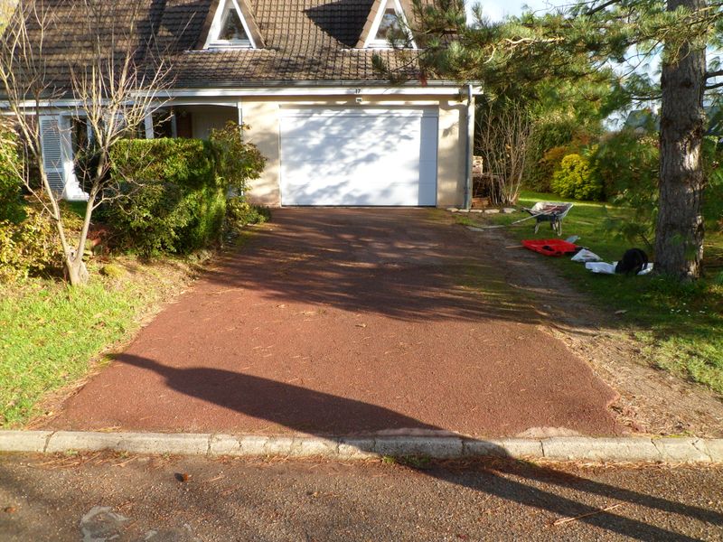 Avant : Cour décorative en finition granuleuse et béton lavé