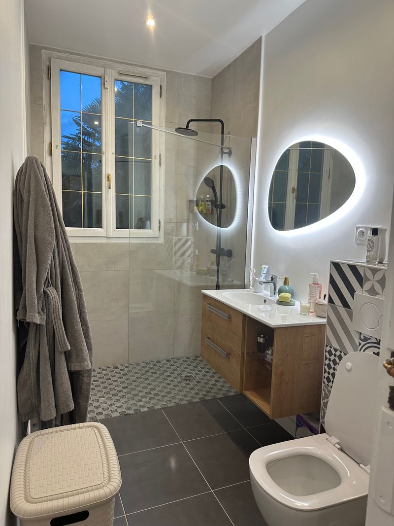 Après : Rénovation salle de bain — avant, pendant et après
