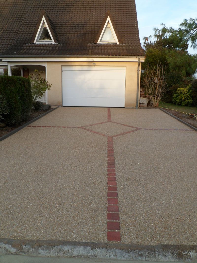 Après : Cour décorative en finition granuleuse et béton lavé