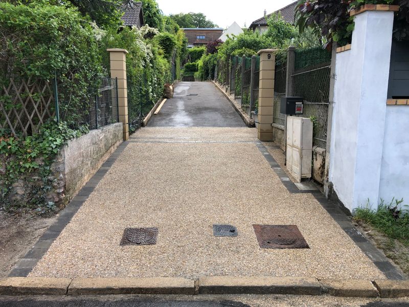Après : Allée extérieure mixte pavés et béton lavé