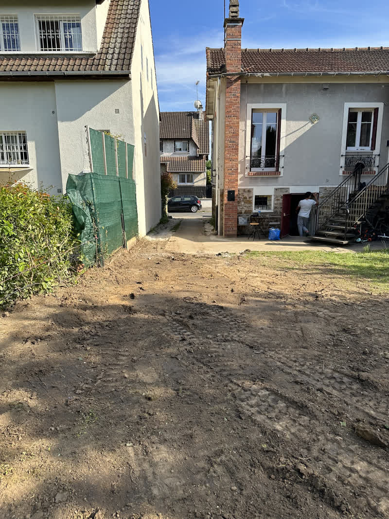 Avant : Cour et accès maison en pavés ton pierre