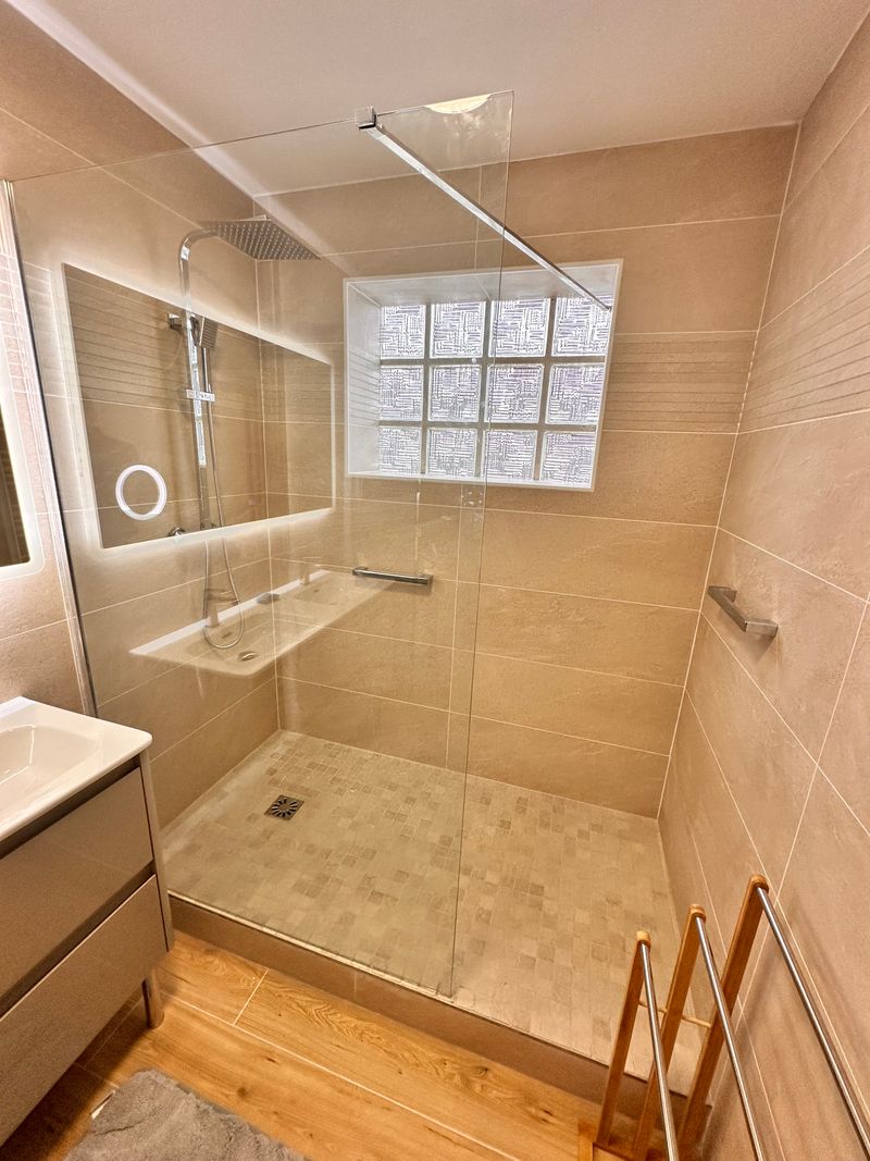 Après : Salle de bain de maison 5 pièces