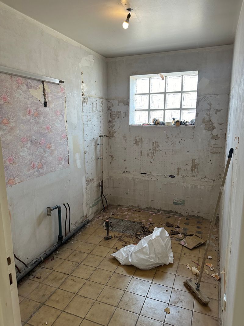 Avant : Salle de bain de maison 5 pièces