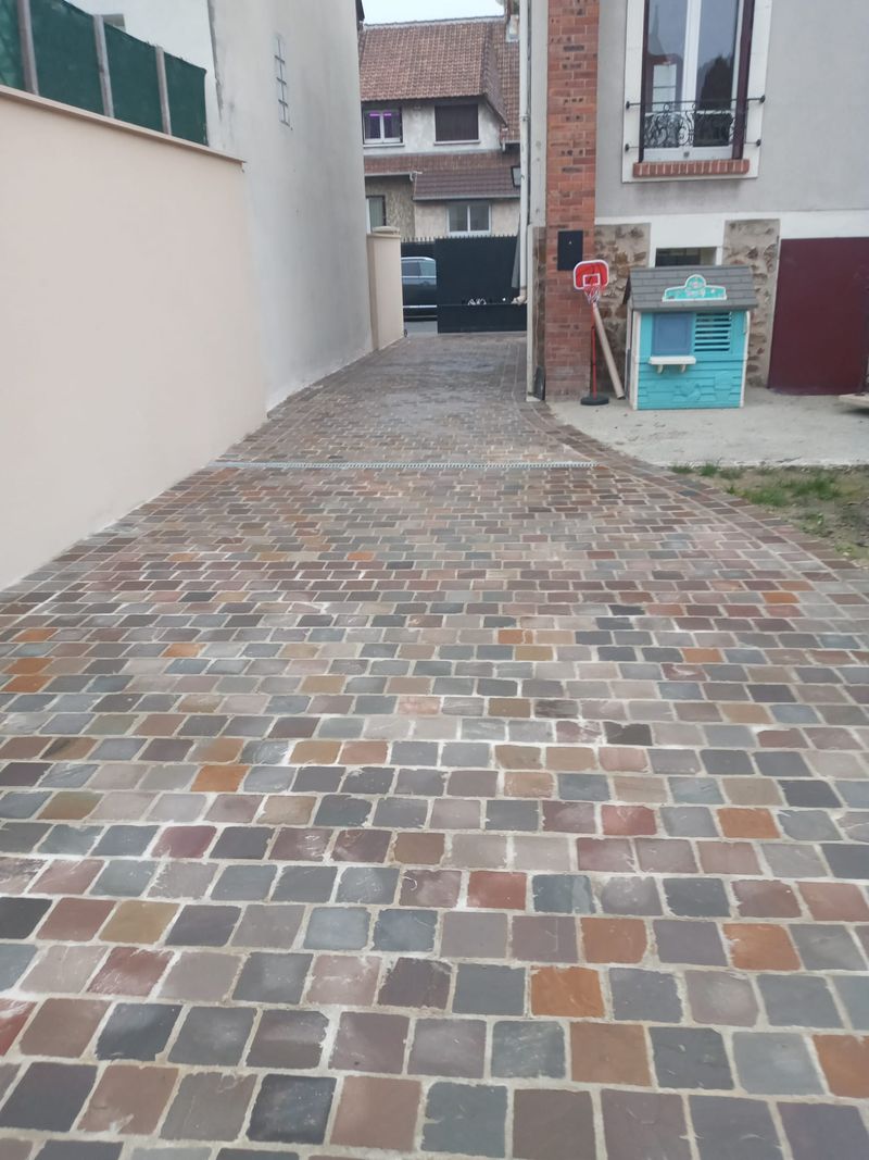 Après : Cour et accès maison en pavés ton pierre