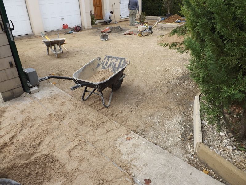 Avant : Aménagement extérieur en pavés dorés