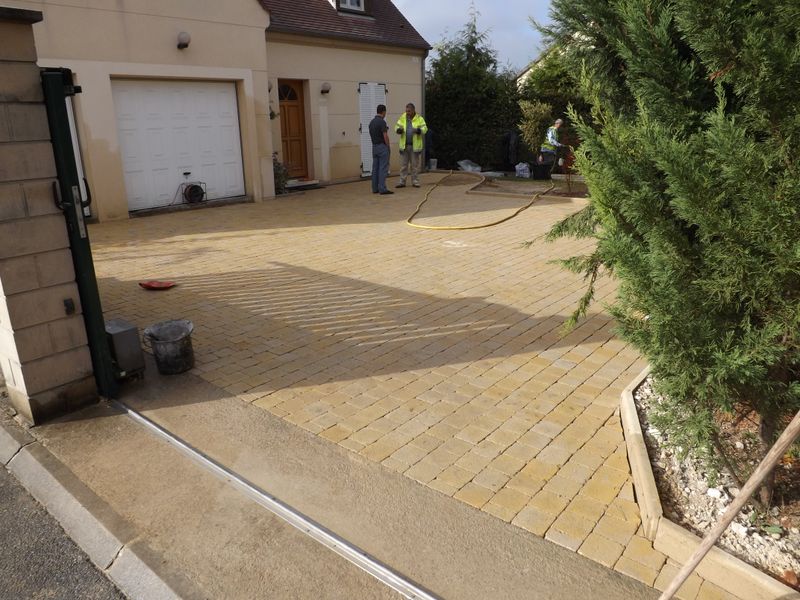 Après : Aménagement extérieur en pavés dorés