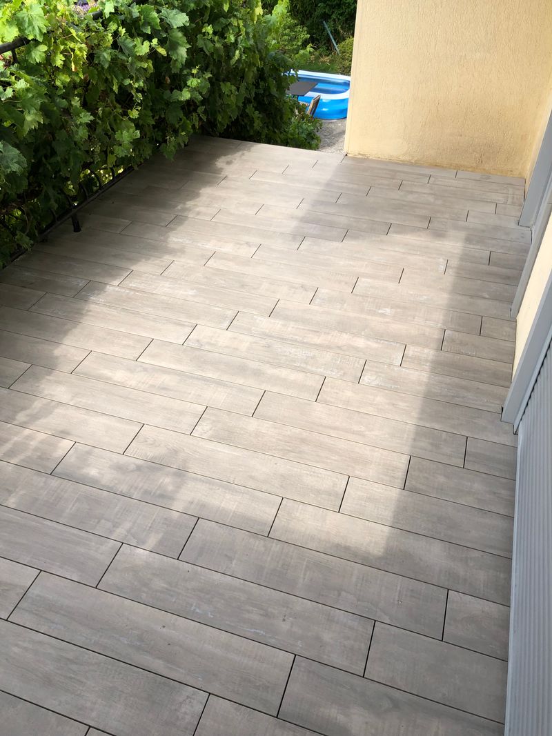 Après : Terrasse et escalier en carrelage rectangulaire